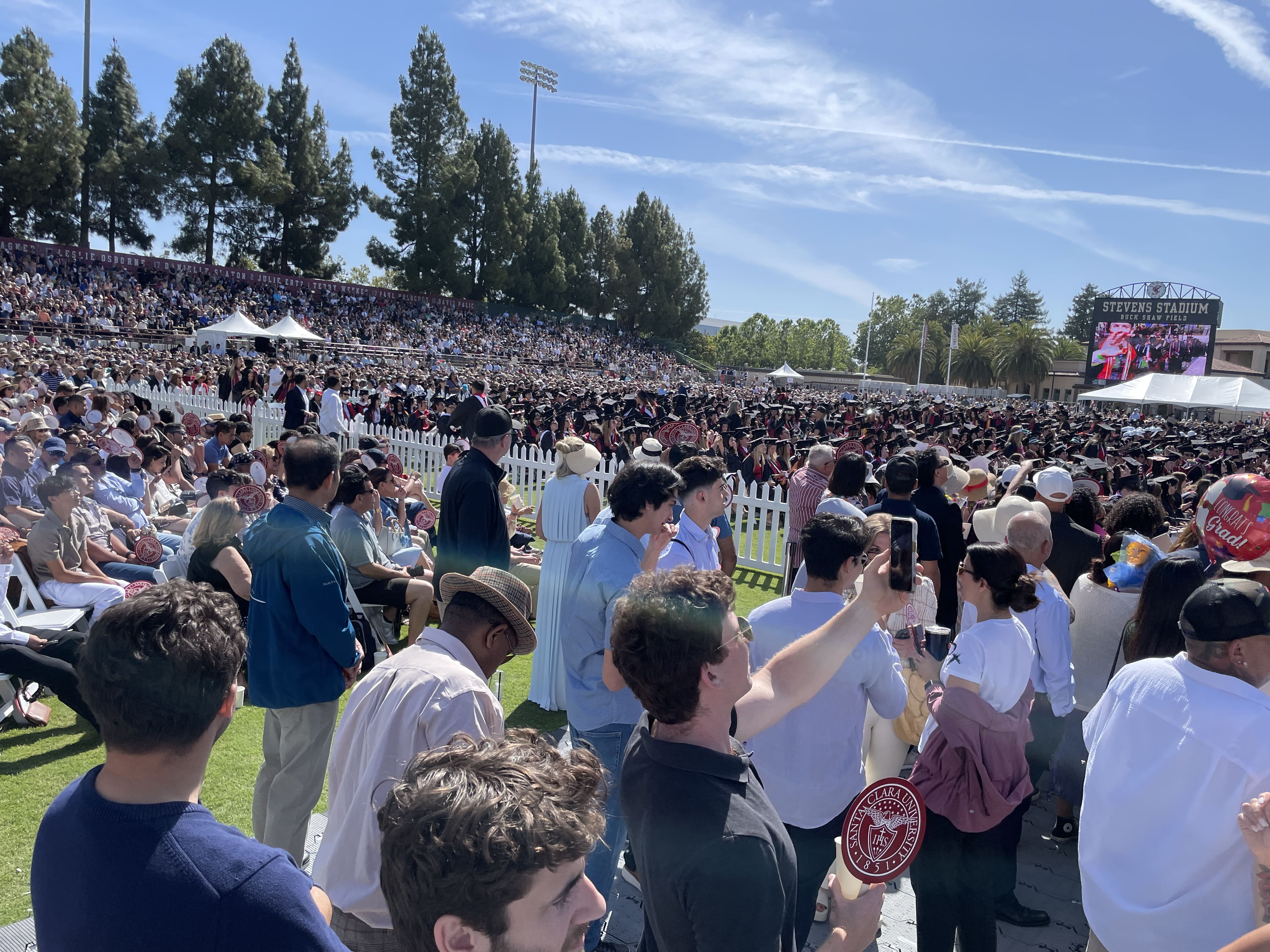 A graduation ceremony that I get to see, so many people...